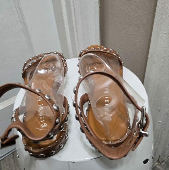 Gianni Bini Thong Studded Strappy Back Buckle Brown Leather Sandals. Size 8M🌴 - Picture 5 of 7
